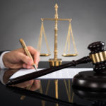 Adwokat to radca, którego zobowiązaniem jest doradztwo pomocy z przepisów prawnych.
